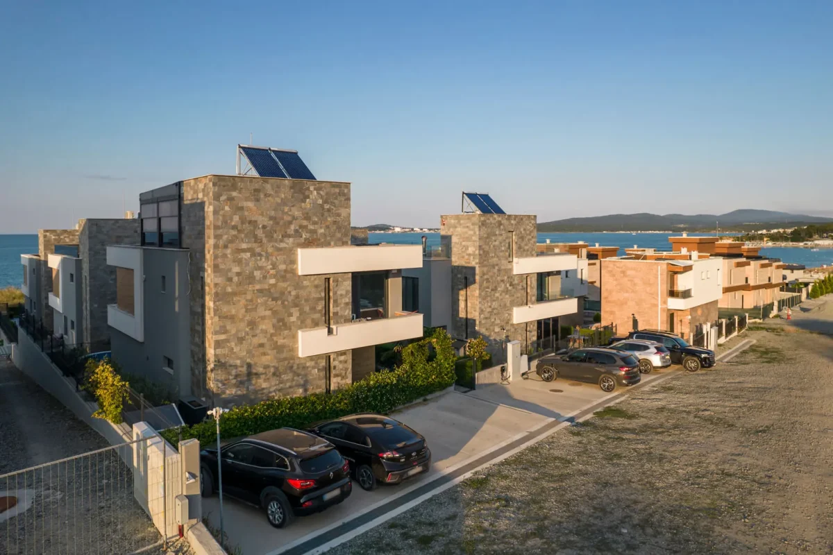 Amaya Home 1 · кадър 03